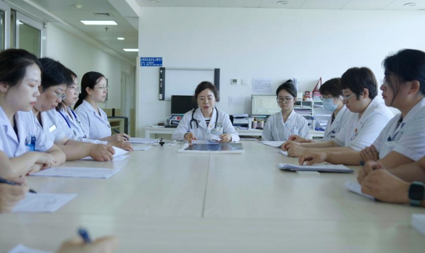                                           黨建引領護健康                            山西省腫瘤醫院綜合內科黨支部              在山西省腫瘤醫院，綜合內科黨支部共有23名共產黨員，他們主要負責高齡腫瘤、多病共存、急危重症患者的救治工作，每一次診療都關系到患者的生命尊嚴和生存希望。該黨支部以黨建為引領，推動黨建工作和醫療業務緊密結合，把思想引領轉化為守護群眾健康的實際行動，用堅守和擔當做好醫療服務工作。針對黨建工作與業務工作脫節的問題，綜合內科黨支部積極探索融合辦法，把組織引領轉化為全體黨員的行動自覺，讓黨建工作真正成為推動科室發展、服務患者的核心力量。                【詳細】 