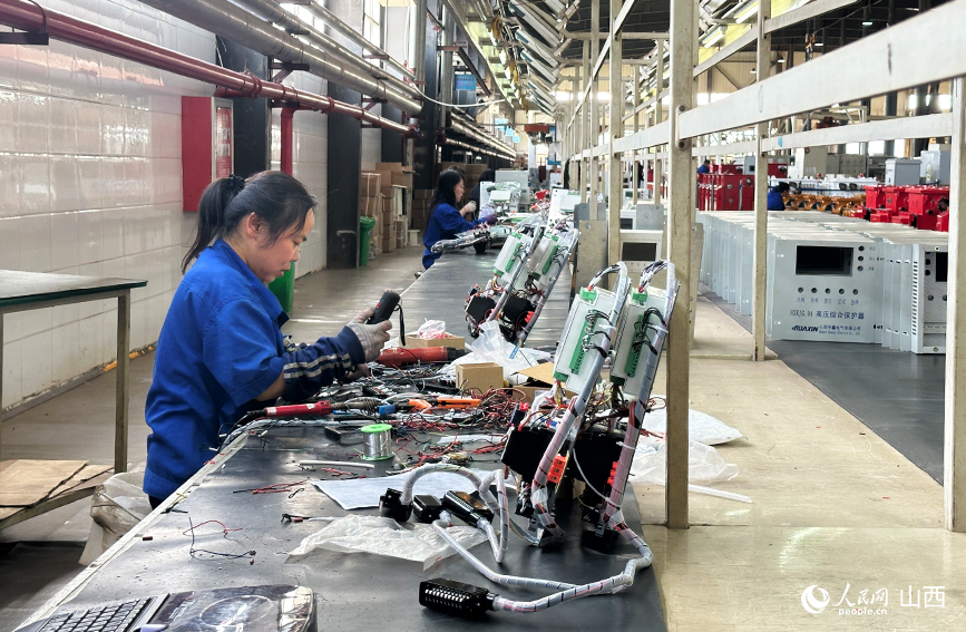 车间内,工人正抓紧组装产品。人民网记者 董童摄