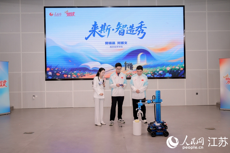 第48屆世界技能大賽自主移動機器人項目金牌得主樊錦晨、劉博文現場演示。人民網 李昱辰攝