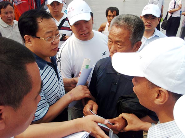 晋源区村民在活动现场向太原市副市长吉久昌反映土地闲置问题.