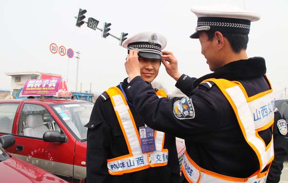 山西频道 交通运输 4月6日,万荣县公安局交警大队举办了一场